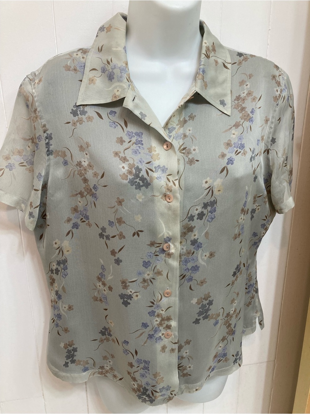 Flowered blouse, short sleeved, sage green